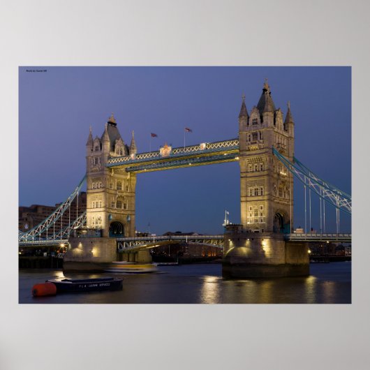 Tower Bridge London England in Dusk Poster (Vorne)