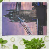 Tower Bridge, London Handtuch (Gefaltet)