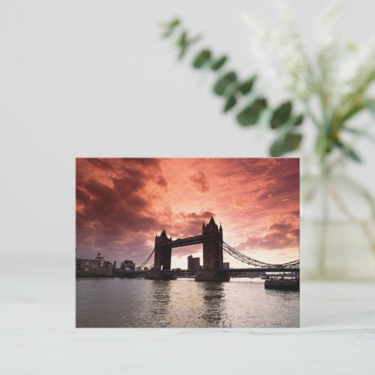 Tower Bridge Red Sky Postkarte (Stehend Vorderseite)