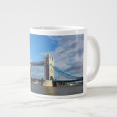 Tower Bridge-Tassen. Jumbo-Tasse (Vorderseite Rechts)