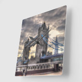 Tower Bridge & The Shard, London, England Quadratische Wanduhr (Winkel)