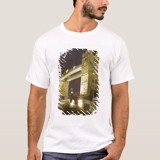 Tower Bridge und River Thames at dusk, London, T-Shirt (Vorderseite)