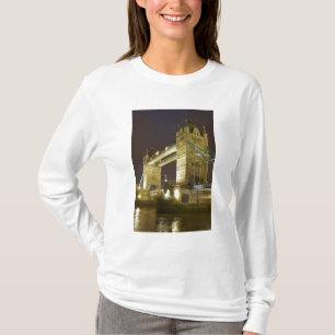 Tower Bridge und River Thames at dusk, London, T-Shirt