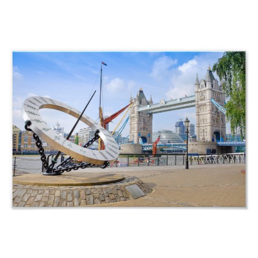 Tower Bridge und Sun Dial, London UK Print Fotodruck (Vorne)