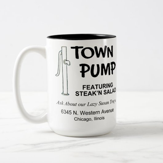 Tower Pump Restaurant, Chicago, Illinois Zweifarbige Tasse (Links)