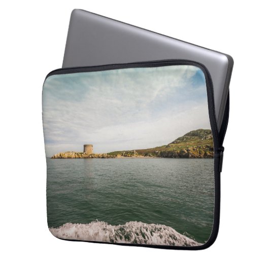 Tower und grüne irische Klippen Laptopschutzhülle (Vorderseite Links)
