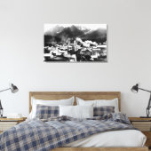 Town View Sitka, Alaska mit Pyramide Leinwanddruck (Insitu (Schlafzimmer))