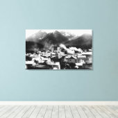 Town View Sitka, Alaska mit Pyramide Leinwanddruck (Insitu (Holzboden))