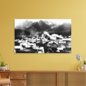 Town View Sitka, Alaska mit Pyramide Leinwanddruck (Insitu (Wohnzimmer))