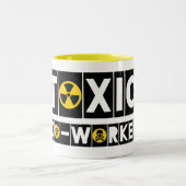 Toxische Co-Worker B/Y-Tasse Zweifarbige Tasse (Mittel)