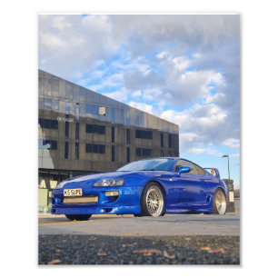 Toyota Supra - Stadtbestie, Scheinwerfer auf. Fotodruck