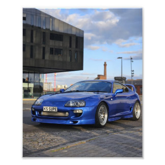Toyota Supra - Stadtbestie, Scheinwerfer auf. Fotodruck