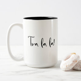 "Tra la la la!" Typografie: Hübscher kalligrafisch Zweifarbige Tasse