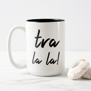 "Tra Lala!" Erklärung: Lässige moderne Typografi Zweifarbige Tasse