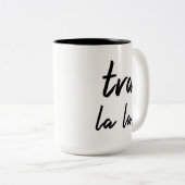 "Tra Lala!" Erklärung: Lässige moderne Typografie Zweifarbige Tasse (VorderseiteRechts)