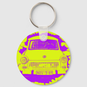 Trabant Auto und gelbe/lila Berliner Mauer Schlüsselanhänger