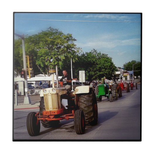 Tractor Parade in Washington, Iowa Fliese (Vorderseite)