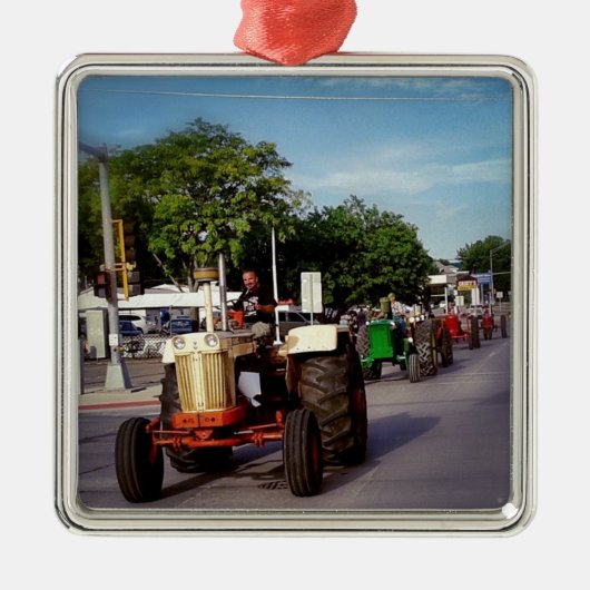 Tractor Parade in Washington, Iowa Ornament Aus Metall (Vorne)