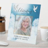 Traditional Blue and White Dove Memorial Sockelschild (In Situ)