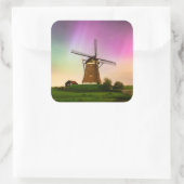 Traditional windmill under the Northern Lights Quadratischer Aufkleber (Tasche)