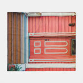 Traditionell rote Holztür und -porchdoor, Fleecedecke (Vorderseite (Horizontal))