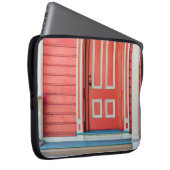 Traditionell rote Holztür und -porchdoor, Laptopschutzhülle (Vorne Rechts)