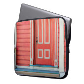 Traditionell rote Holztür und -porchdoor, Laptopschutzhülle (Vorderseite Links)
