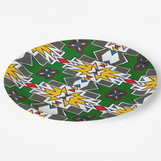 Traditionelle afrikanische Kunst und afrikanische  Pappteller (Schrägansicht)