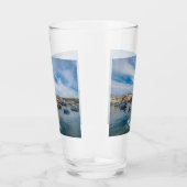 Traditionelle bunte Fischerboote im Hafen Glas (Rechts)