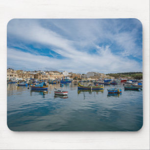 Traditionelle bunte Fischerboote im Hafen Mousepad