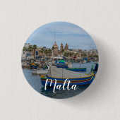 Traditionelle bunte Fischerboote in Malta Button (Vorderseite)