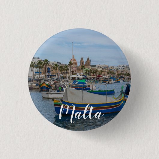 Traditionelle bunte Fischerboote in Malta Button (Vorderseite)