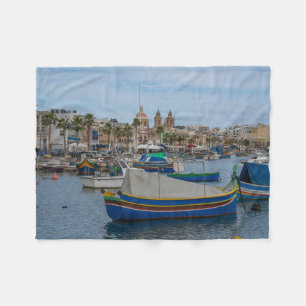 Traditionelle bunte Fischerboote in Malta Fleecedecke