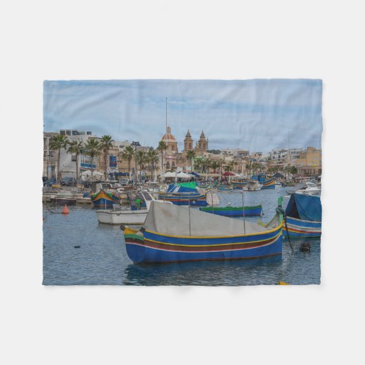 Traditionelle bunte Fischerboote in Malta Fleecedecke (Vorderseite (Horizontal))