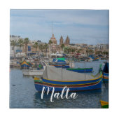 Traditionelle bunte Fischerboote in Malta Fliese (Vorderseite)