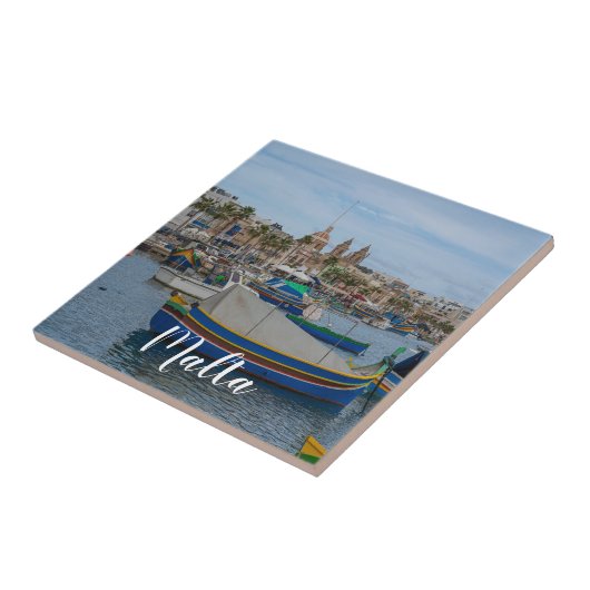 Traditionelle bunte Fischerboote in Malta Fliese (Seite)