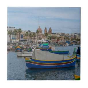 Traditionelle bunte Fischerboote in Malta Fliese