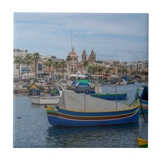 Traditionelle bunte Fischerboote in Malta Fliese (Vorderseite)