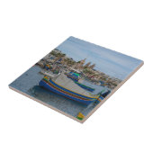 Traditionelle bunte Fischerboote in Malta Fliese (Seite)