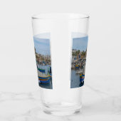 Traditionelle bunte Fischerboote in Malta Glas (Links)