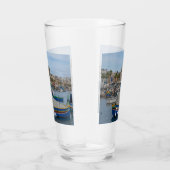 Traditionelle bunte Fischerboote in Malta Glas (Rechts)