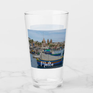 Traditionelle bunte Fischerboote in Malta Glas