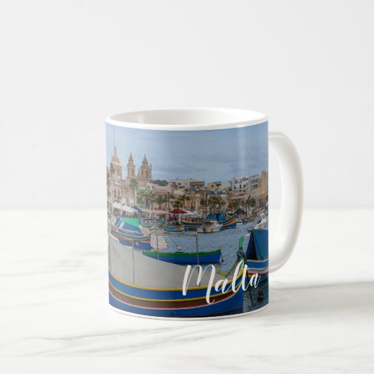 Traditionelle bunte Fischerboote in Malta Kaffeetasse (VorderseiteRechts)