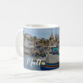 Traditionelle bunte Fischerboote in Malta Kaffeetasse (Vorderseite Links)