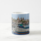 Traditionelle bunte Fischerboote in Malta Kaffeetasse (Mittel)