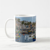 Traditionelle bunte Fischerboote in Malta Kaffeetasse (Links)