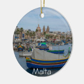 Traditionelle bunte Fischerboote in Malta Keramik Ornament (Links)