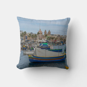 Traditionelle bunte Fischerboote in Malta Kissen