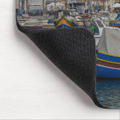 Traditionelle bunte Fischerboote in Malta Mousepad (Ecke)