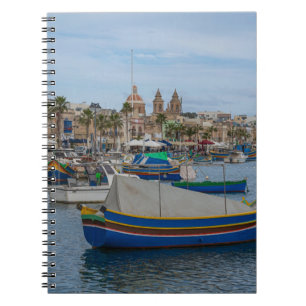 Traditionelle bunte Fischerboote in Malta Notizblock